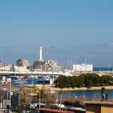 Uscendo su un piccolo balcone possiamo anche godere di un�aerosa vista sul mare con il bianco faro di San Cataldo all�orizzonte